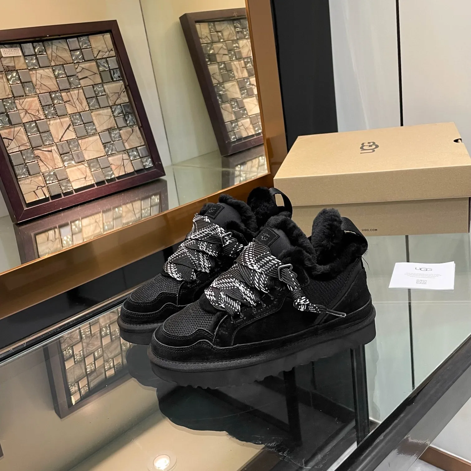 Men's men's shoes pP580! UGG~25vs popular platform thick-soled casual shoes series... [Round-toe thick-soled casual shoes] A shoe that does not clash with shirts, simple partition design ➕ spotted outsole, silk curls on the upper, a must-have for autumn and winter, can be worn with any pants or skirt, very comfortable and beautiful on the feet... ❶Material: Original customized cow ➕Breathable mesh ❷Inner lining: Original customized wool ❸ Foot pads: Original customized sheepskin ❹Outsole: Original molded wear-resistant velvet foam outsole ❺Number of codes: 35-41 ❻Packaging: Original full set of packaging ☀Color: Official website updated simultaneously